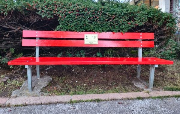 Panchina rossa a Casbeno: commercianti e residenti dicono No alla violenza