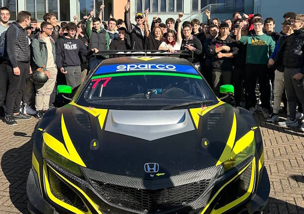Auto da corsa contro la leucemia: “Race to Donate” fa tappa al Newton di Varese